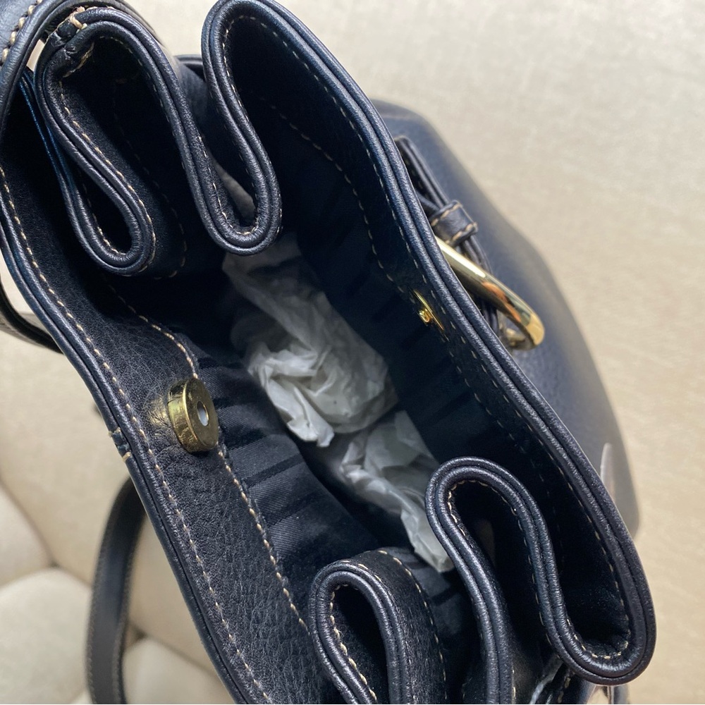 Leather co. By Liz Claiborne  Black Leather crossbody belted bucket purse NWT - Picture 3 of 10